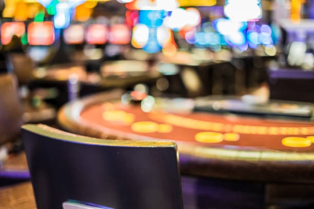 Mobile phone showing ads508 split-screen: badminton sportsbook on left, live roulette table on right